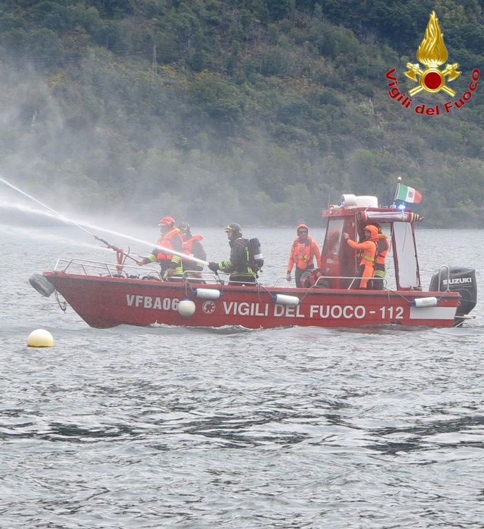 Motoscafo abbordato e barca in fiamme: spettacolare esercitazioni sulle acque del lago Maggiore. FOTO