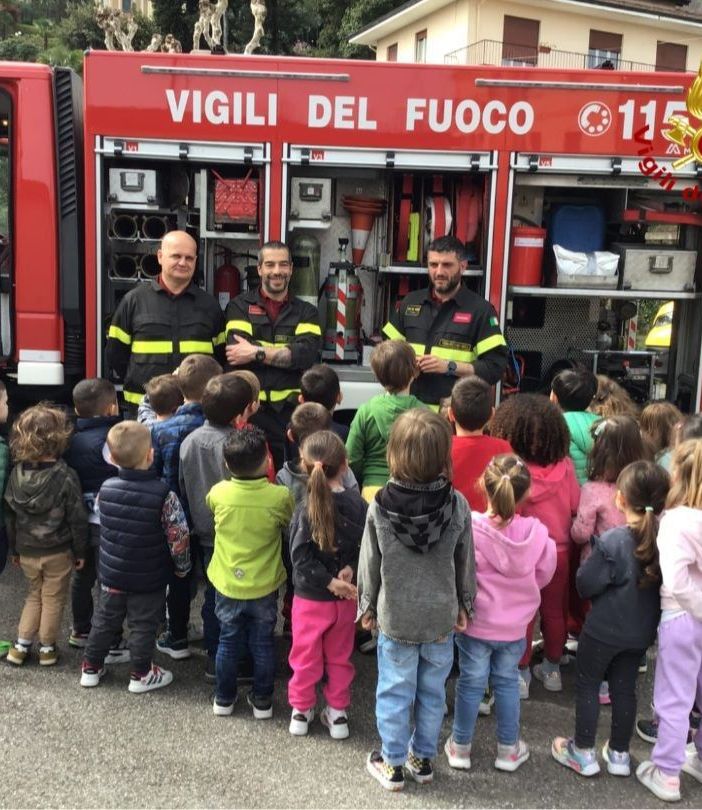 Bambini della scuola d'infanzia di Feriolo a lezione dai Vigili del Fuoco