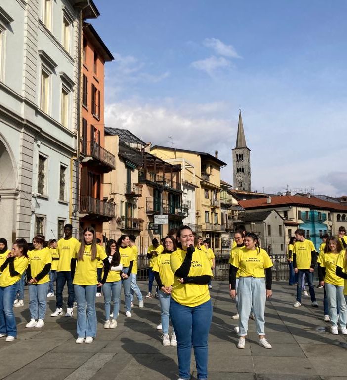 Studenti e insegnanti in strada per il flash mob della festa della donna FOTO