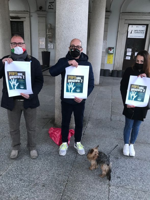 Flash mob di FdI a Omegna: “Festa del Papà, non del genitore 1 o 2”