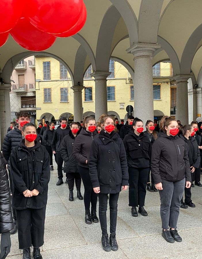 Giornata contro la violenza sulle donne, flash mob degli studenti del “Dalla Chiesa Spinelli” FOTO E VIDEO