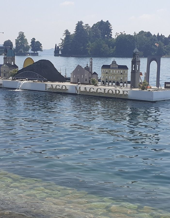 Verbania, raddrizzate le scritte della fontana galleggiante