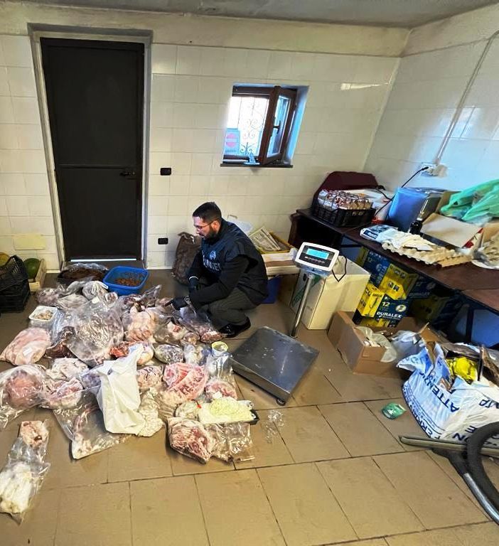 Sequestro di alimenti scaduti e carne non tracciata in un agriturismo di Stresa