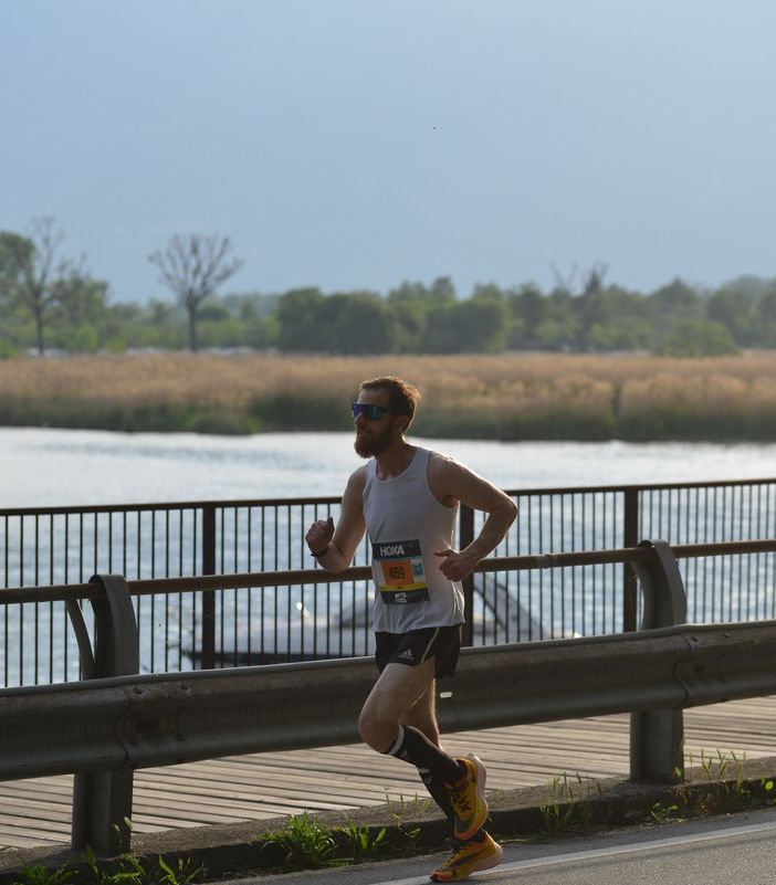 Lago Maggiore Half Marathon al via il 14 maggio: presentate maglietta e medaglia