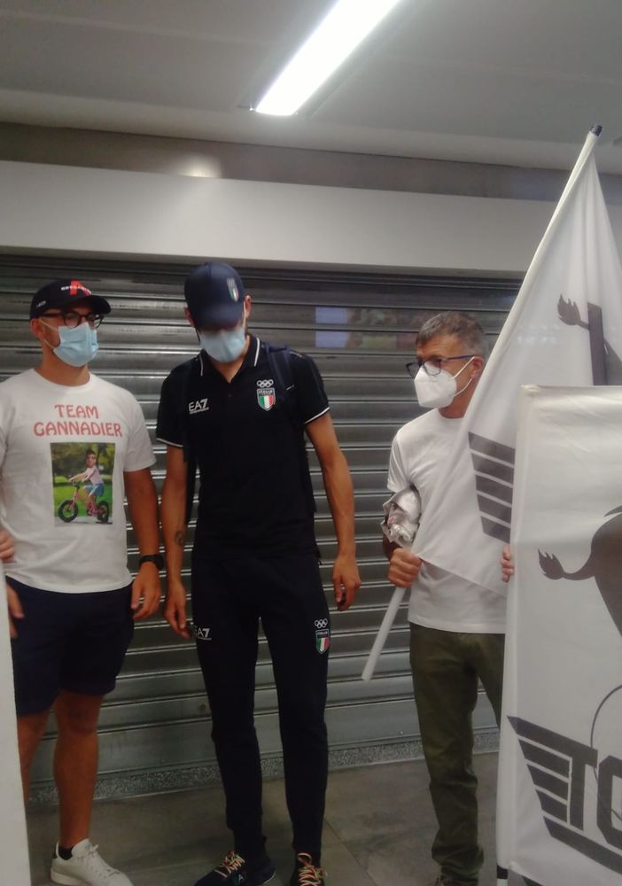 Grande festa per il rientro di Filippo Ganna all’aeroporto di Linate