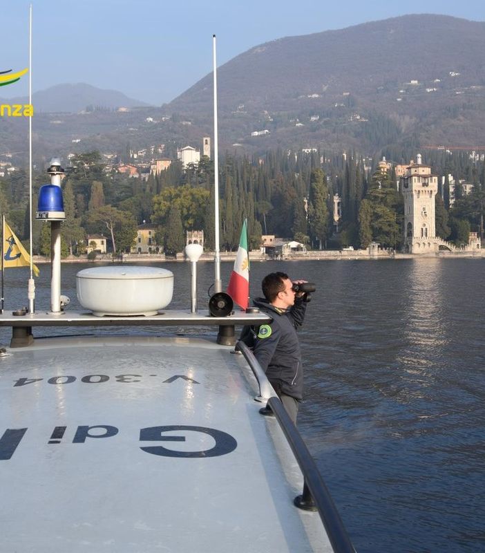 Lago Maggiore: guardia di finanza salva 5 persone a Pallanza