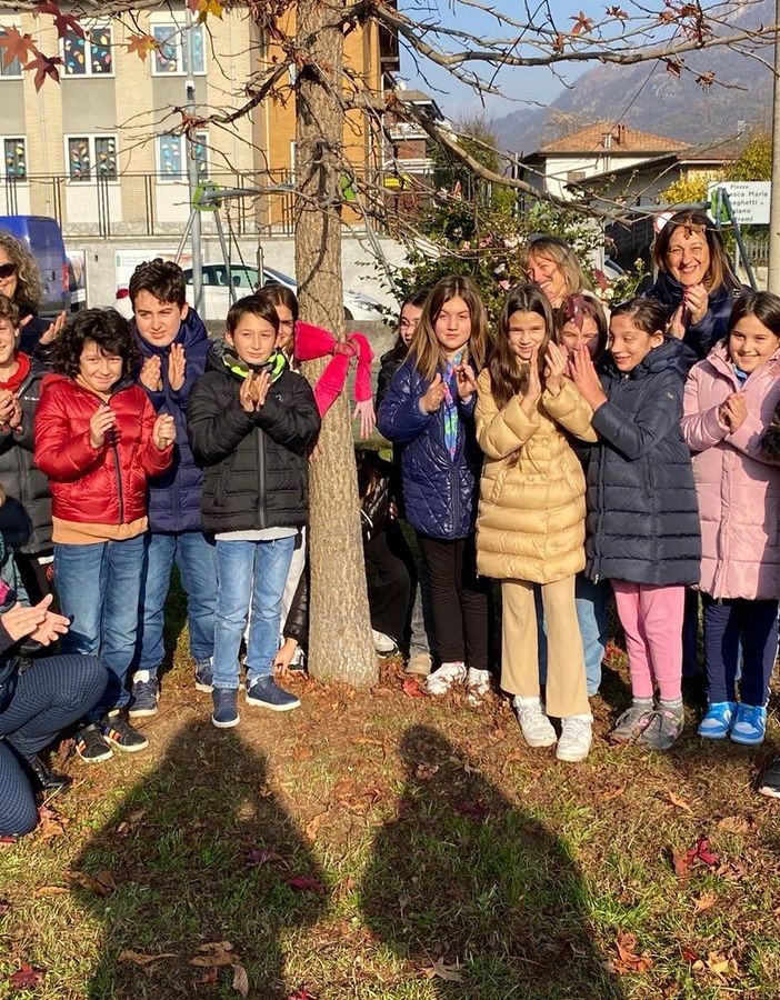 Il simbolico abbraccio agli alberi degli alunni della primaria di Bagnella
