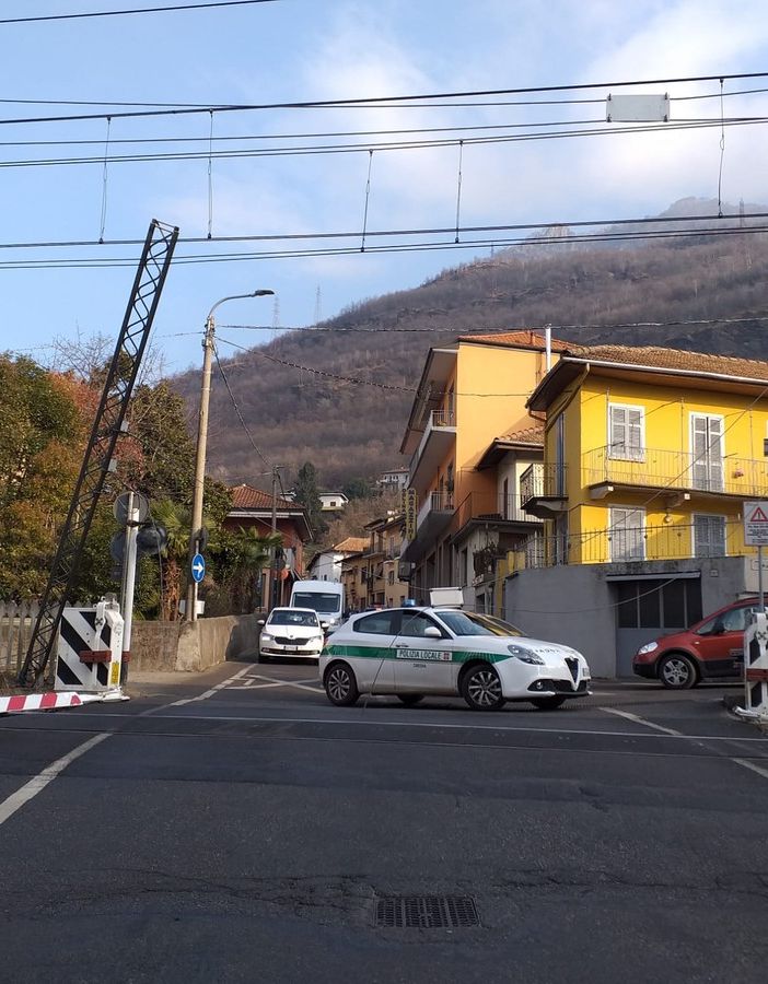 Linea ferroviaria interrotta, un camion ha danneggato il passaggio a livello ad Omegna