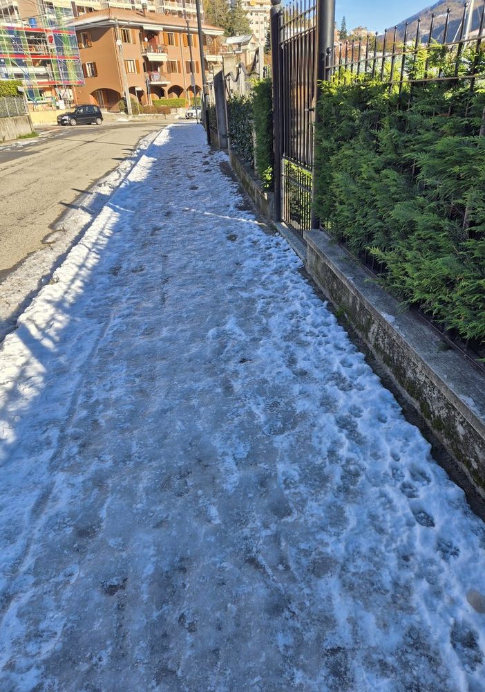 Polemiche a Omegna per la gestione di neve e ghiaccio: i quartieri lamentano abbandono