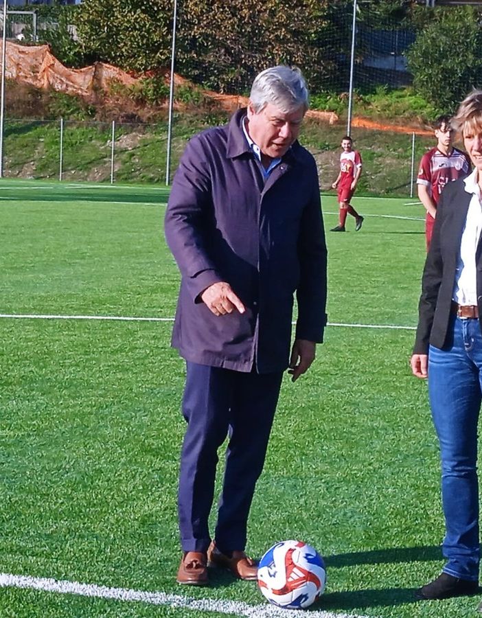 Ai due sindaci il primo tocco di palla sul nuovo campo di Suna FOTO