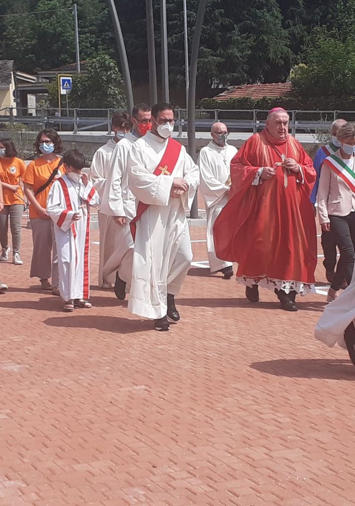 Trobaso, il vescovo ha benedetto il nuovo parcheggio