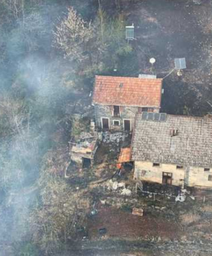 Tre persone e un cane bloccate dalle fiamme in Cannobina, salvate dall'elicottero