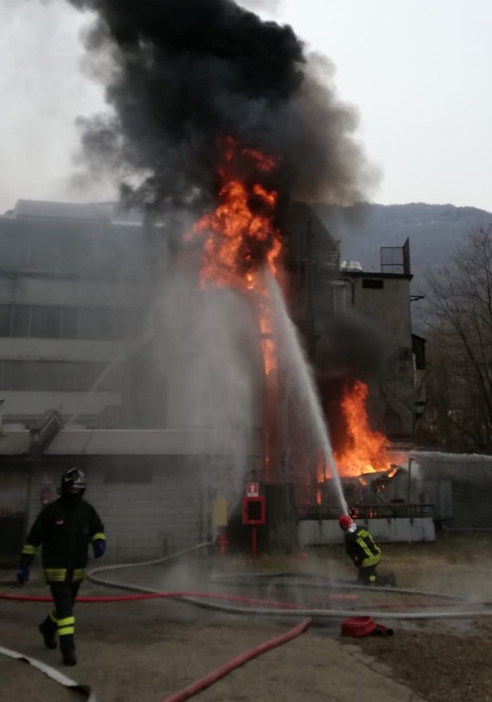 Incendio alla fonderia Perucchini, nessuna concentrazione pericolosa nell'aria