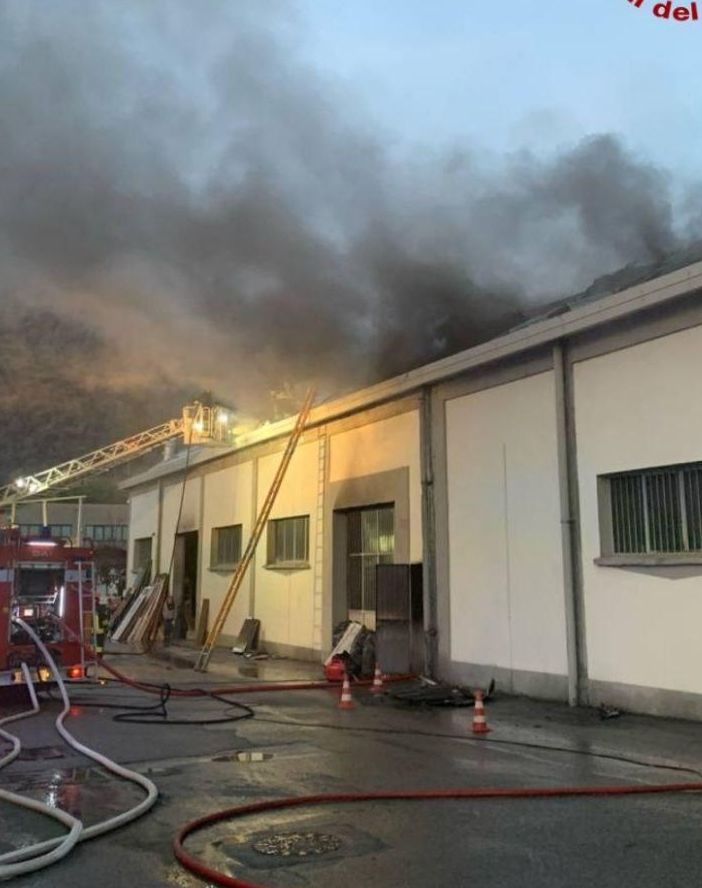 Incendio a Possaccio, in corso l'intervento dei vigili del fuoco