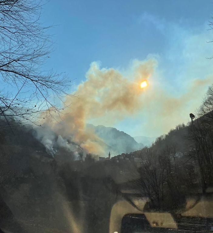 Vasto incendio a Sambughetto in Valle Strona
