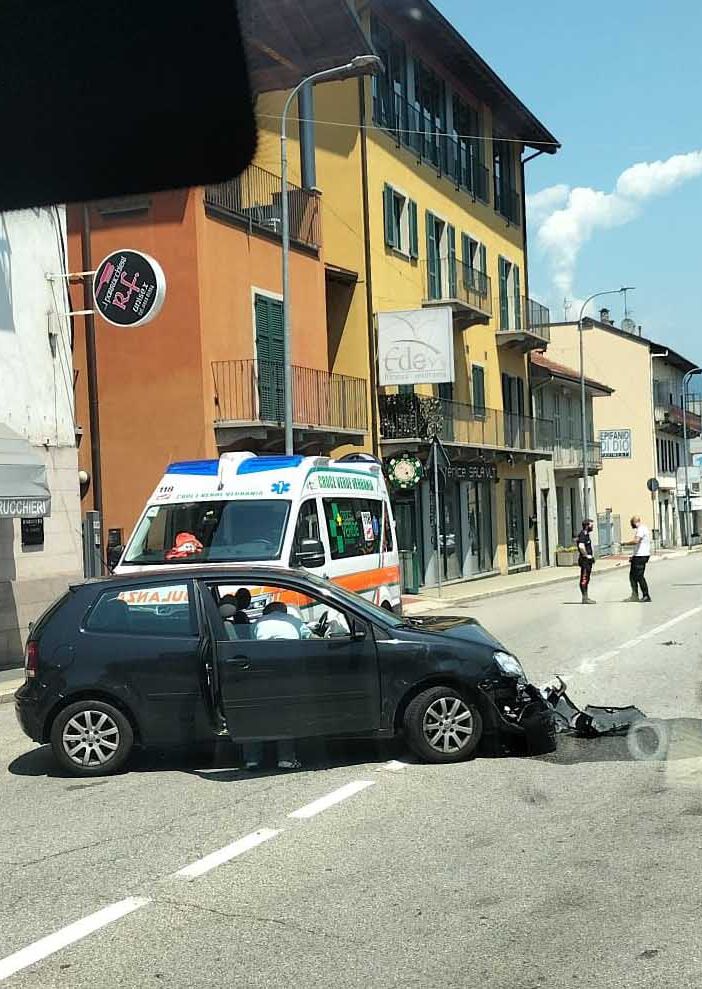 Incidente a Crusinallo davanti al distributore di benzina