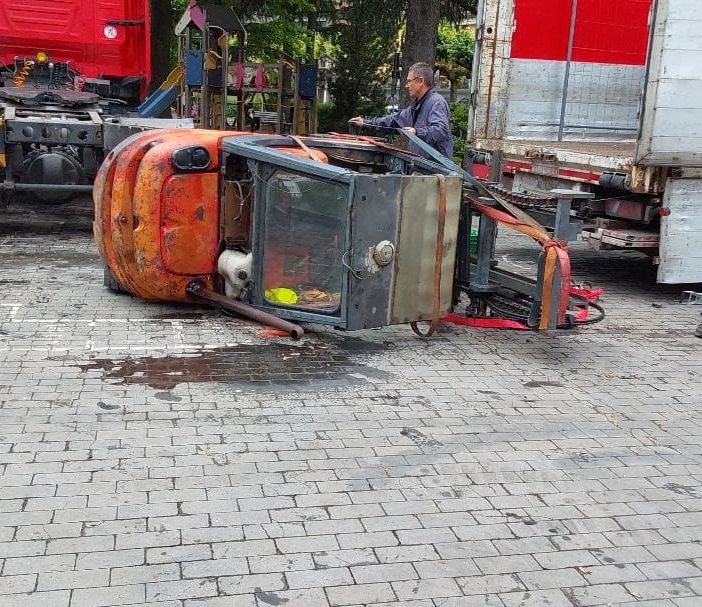 Incidente a Omegna: muletto ribaltato, nessun ferito