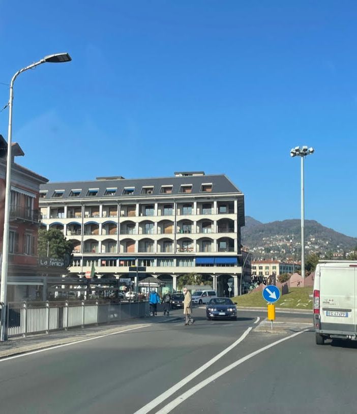L’attraversamento pedonale “fantasma” crea potenziali pericoli all’ingresso di Intra?