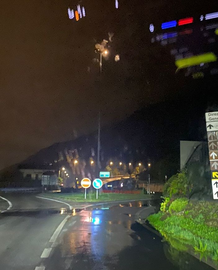 Luci abbaglianti sulla rotonda di Borca: la protesta dei residenti