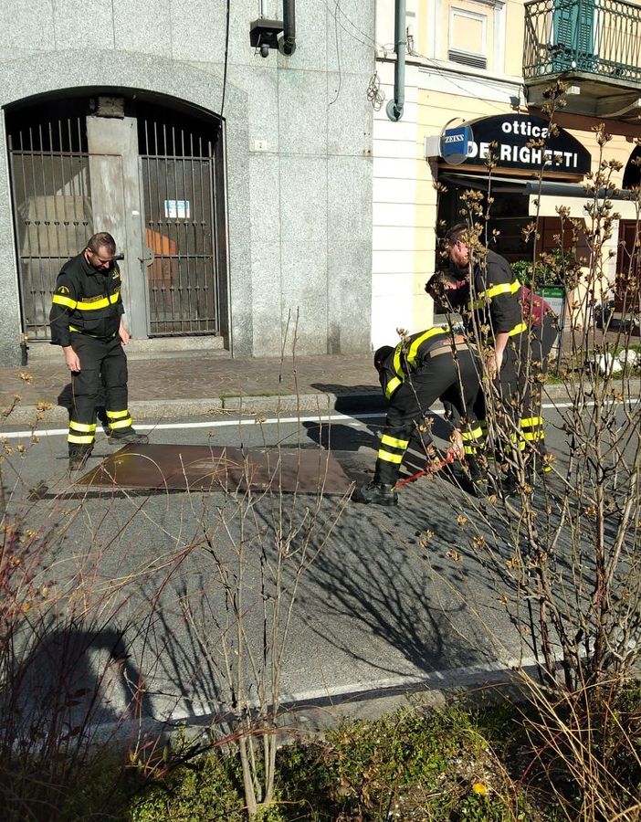 Polemiche per una lastra in piazza Salera: &quot;Pericolosa per auto e pedoni&quot;