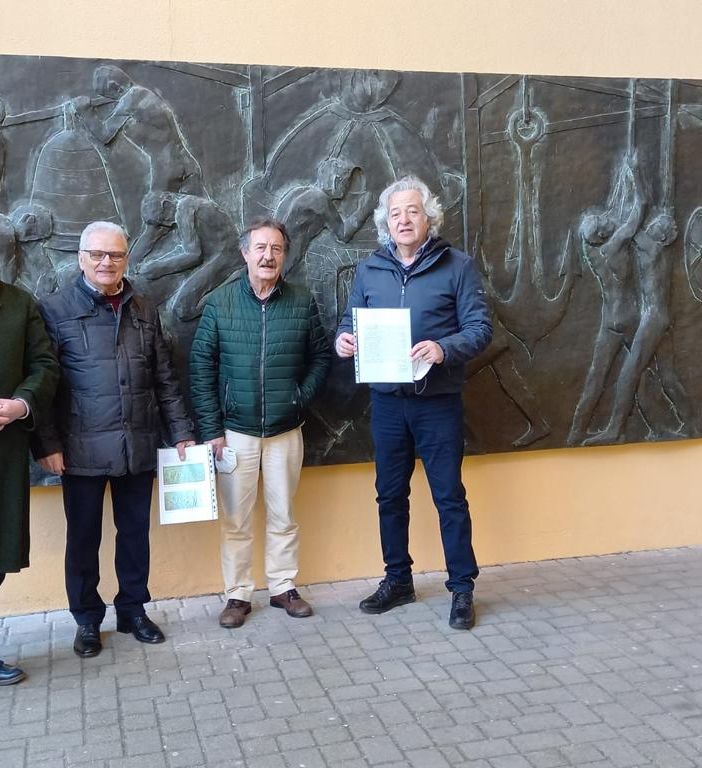 Alfonso Bialetti ha visitato le lastre artistiche in mostra al Forum