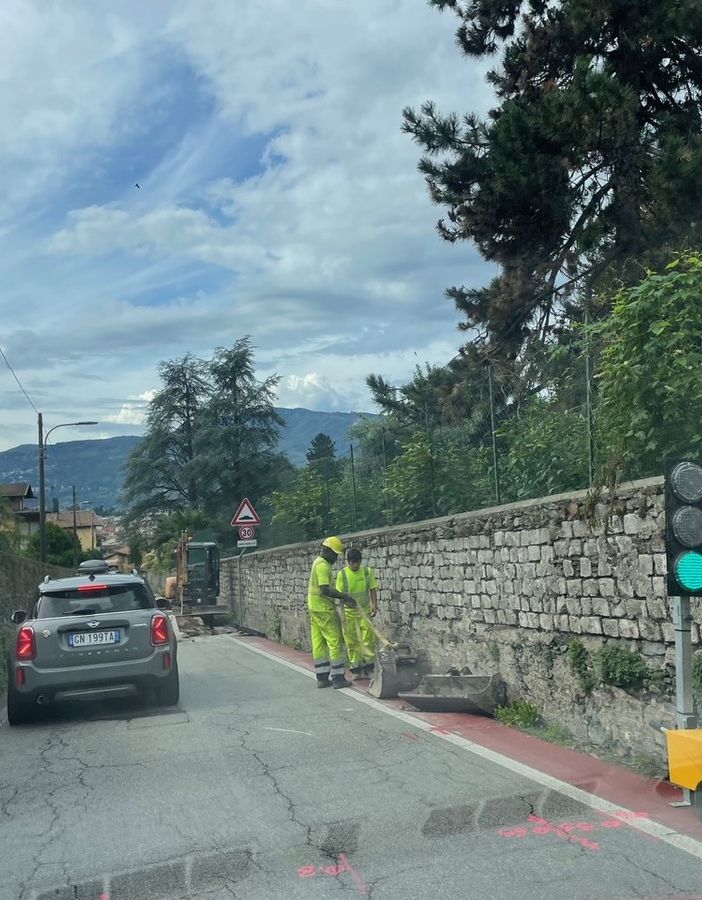 Lavori (e qualche polemica) lungo la via che conduce sulla collina di Intra