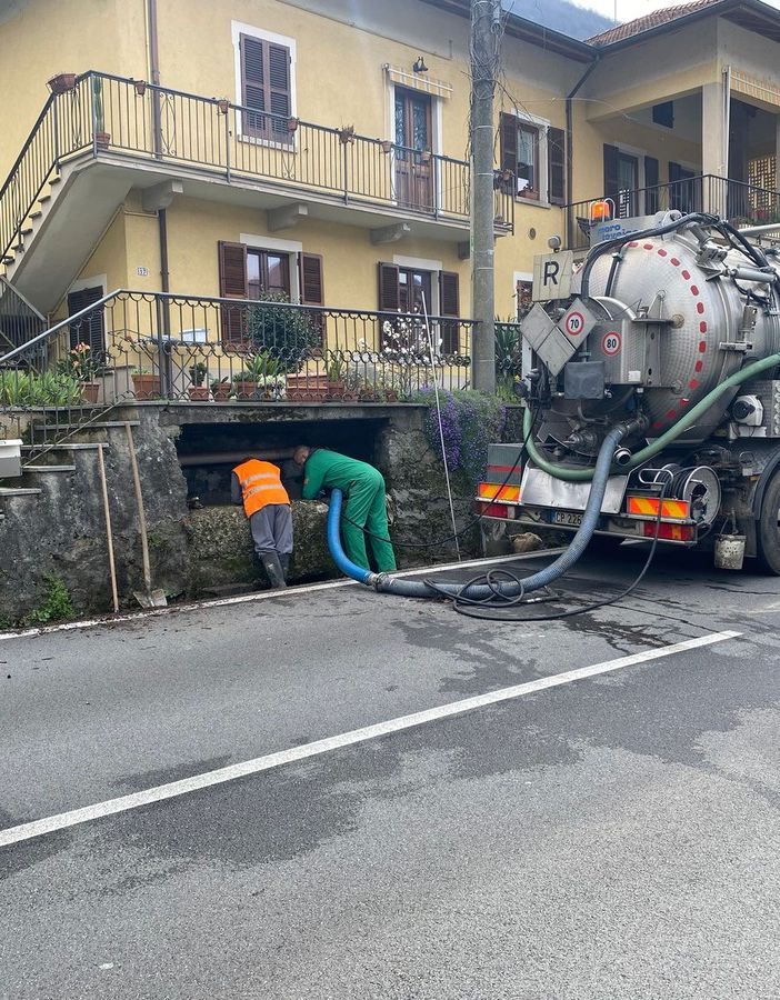 Condotte dell'acqua otturate, lavori in corso in via Novara FOTO