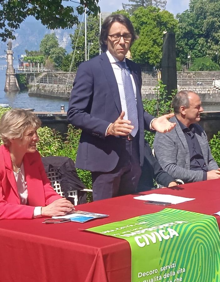 Davanti a Palazzo di città il passaggio simbolico di consegne tra Marchionini e Rabaini