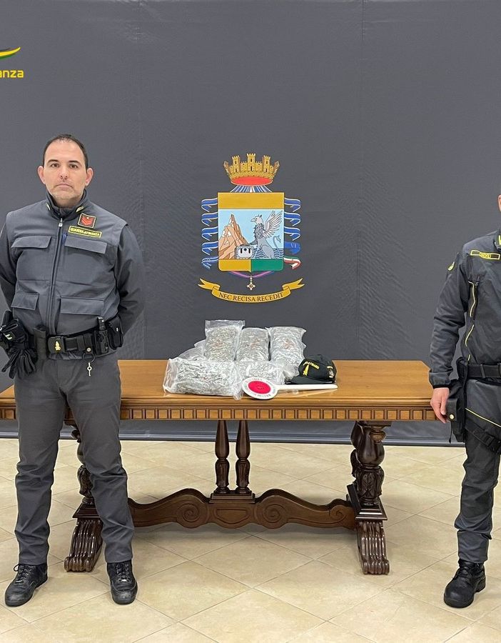 Guardia di finanza, arrestati due corrieri di droga in possesso di oltre 3 chili di sostanze VIDEO