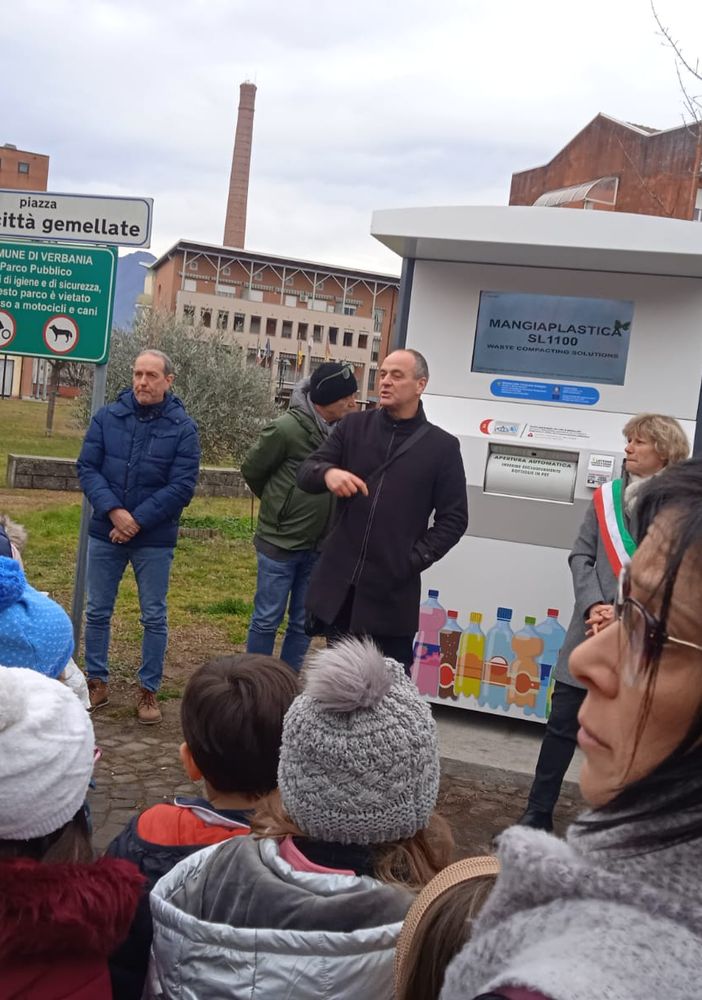 Inaugurata una macchina &quot;mangiaplastica&quot; per incentivare la raccolta differenziata