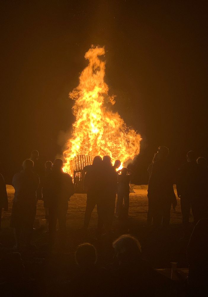 Dal falò dell'addio all'estate alla celebrazione della Madonna del Rosario. FOTO e VIDEO
