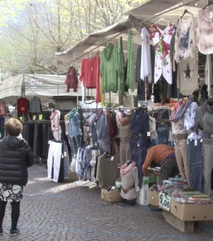 Mercato di Omegna, giovedì 8 dicembre banchi sul lungolago fino alle 18
