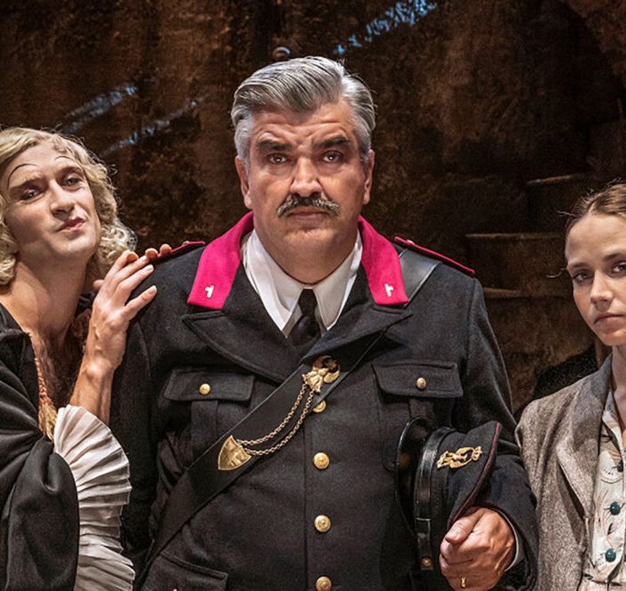 &quot;Mettici la mano&quot;: lo spettacolo di Maurizio De Giovanni in scena a Omegna