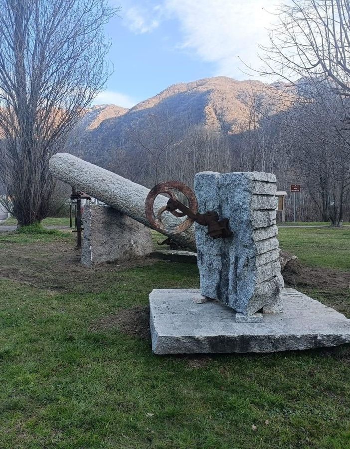 Ricollocato il monumento agli Scalpellini nel parco Mauro Moroni