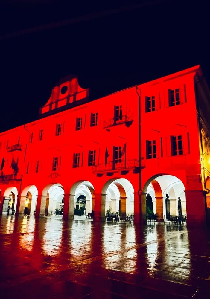 Settimana della Croce Rossa, il municipio di Verbania si tinge di rosso