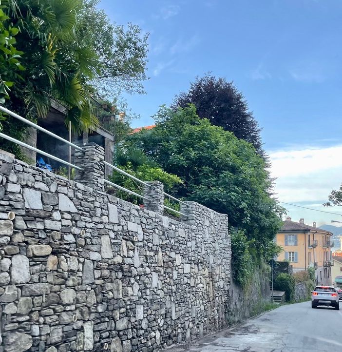 Via Intra-Premeno, rifatto il muraglione che era crollato