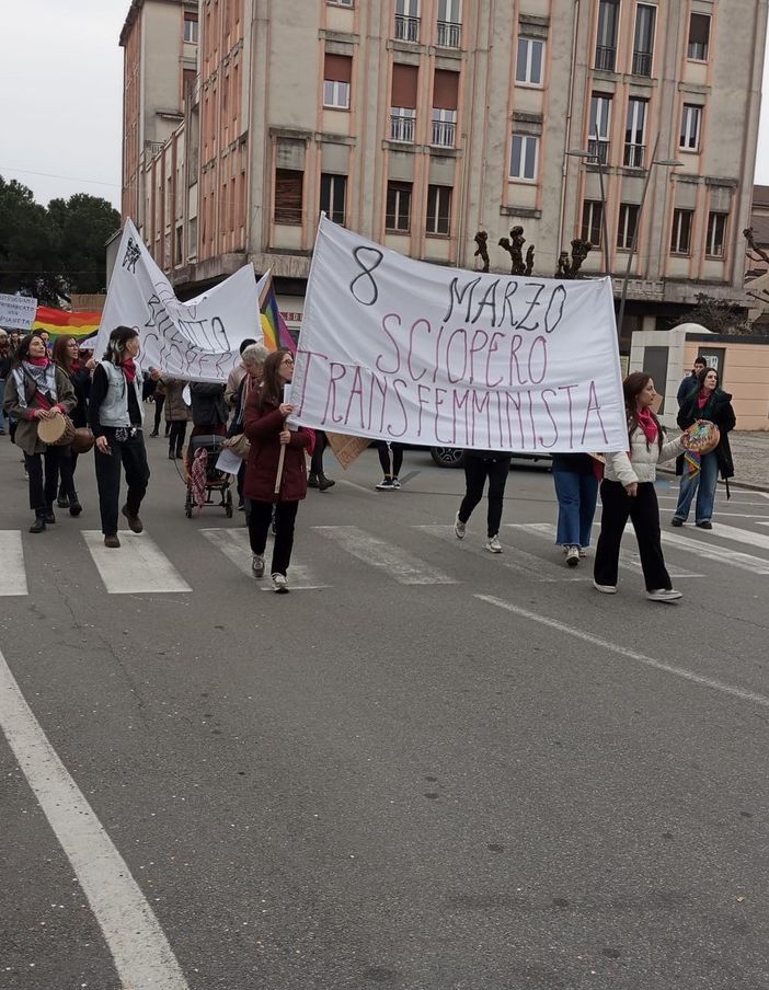 &quot;Non una di meno&quot;, a Intra il corteo contro la violenza di genere FOTO