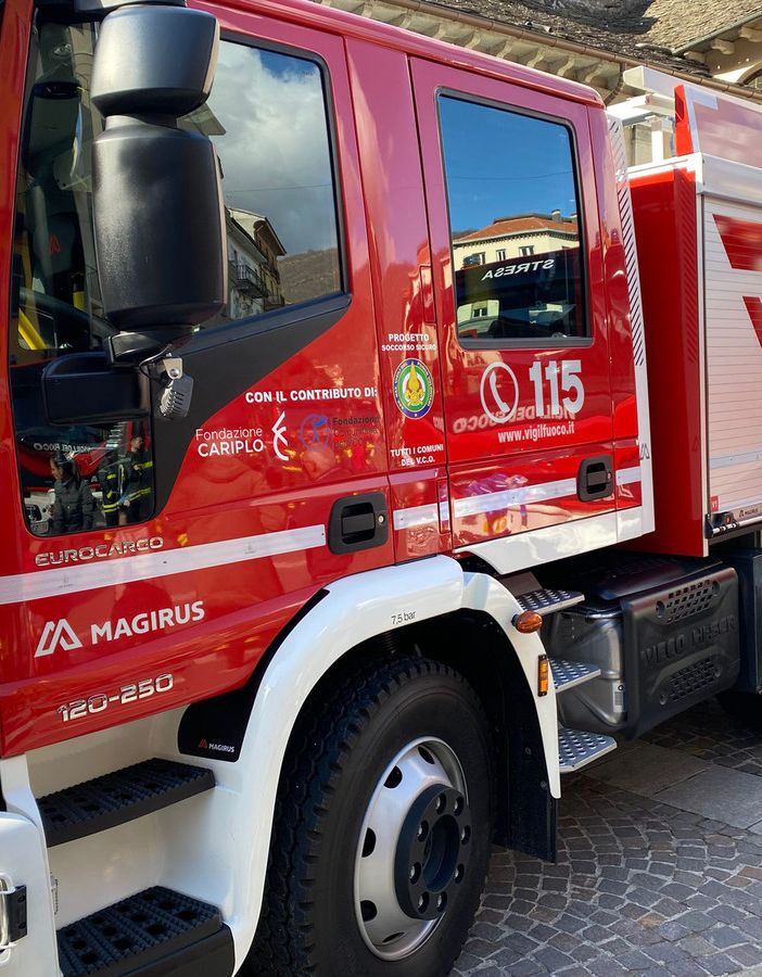 Masso su un'auto ad Oggebbio, ferito il conducente