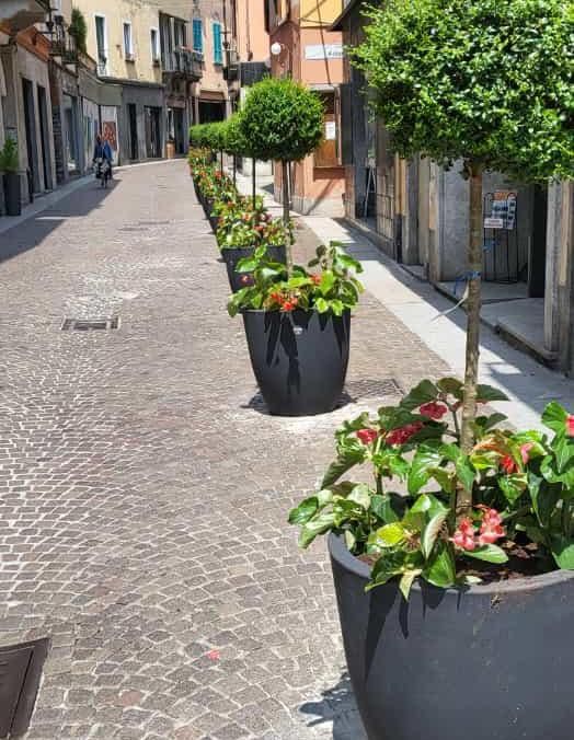 Omegna si fa bella: nuovi arredi nel centro in vista dell'estate