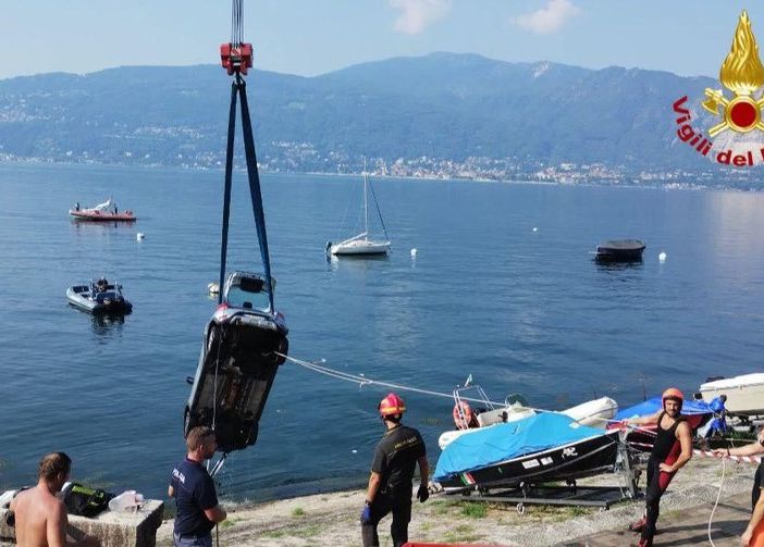 Auto nel lago a Suna, Arpa rassicura dopo i controlli
