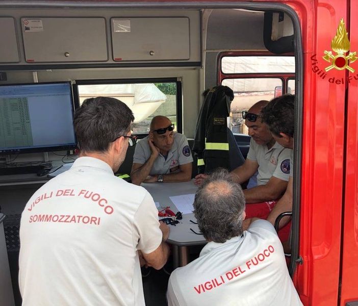 Barca ribaltata a Lisanza, ripartite le operazioni per recuperare il relitto  FOTO