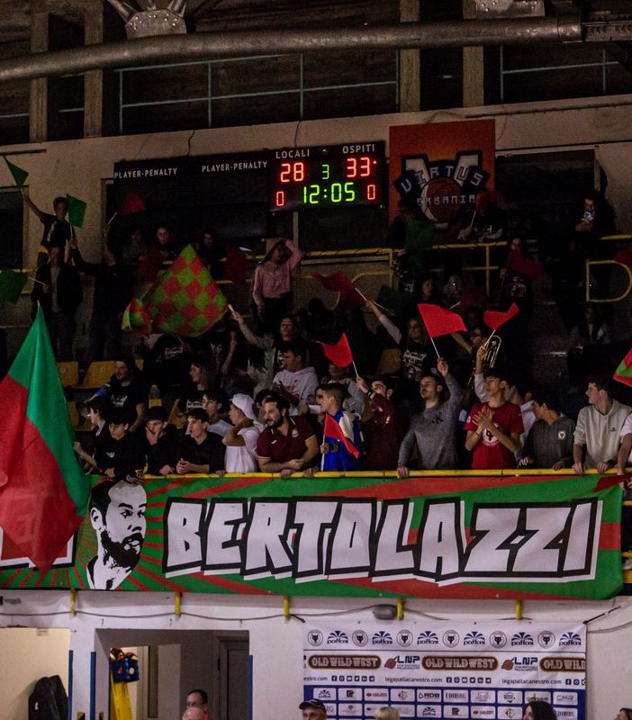 L'ala montenegrina Jovan Miljanic in forze alla Paffoni