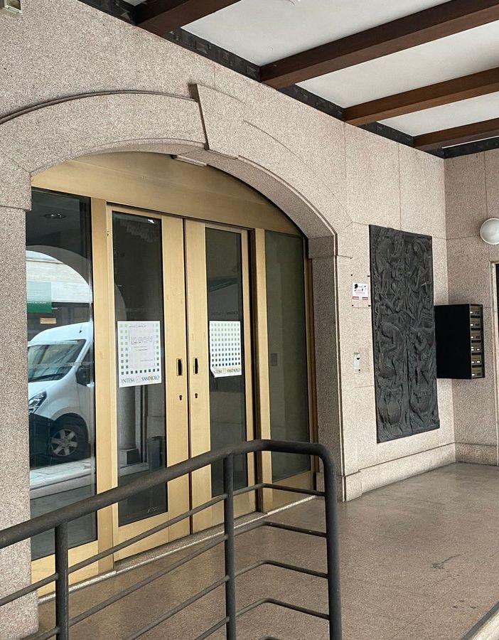 Uffici comunali nell'ex Banca d'Intra, soddisfatti FdI e Lega