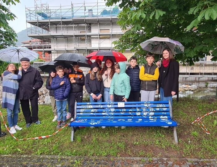 Inaugurata la nuova panchina blu del parco giochi di Bagnella