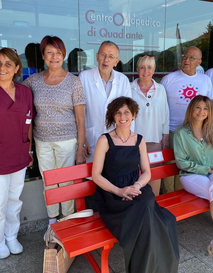 Inaugurata panchina rossa contro la violenza sulle donne di fronte al Coq