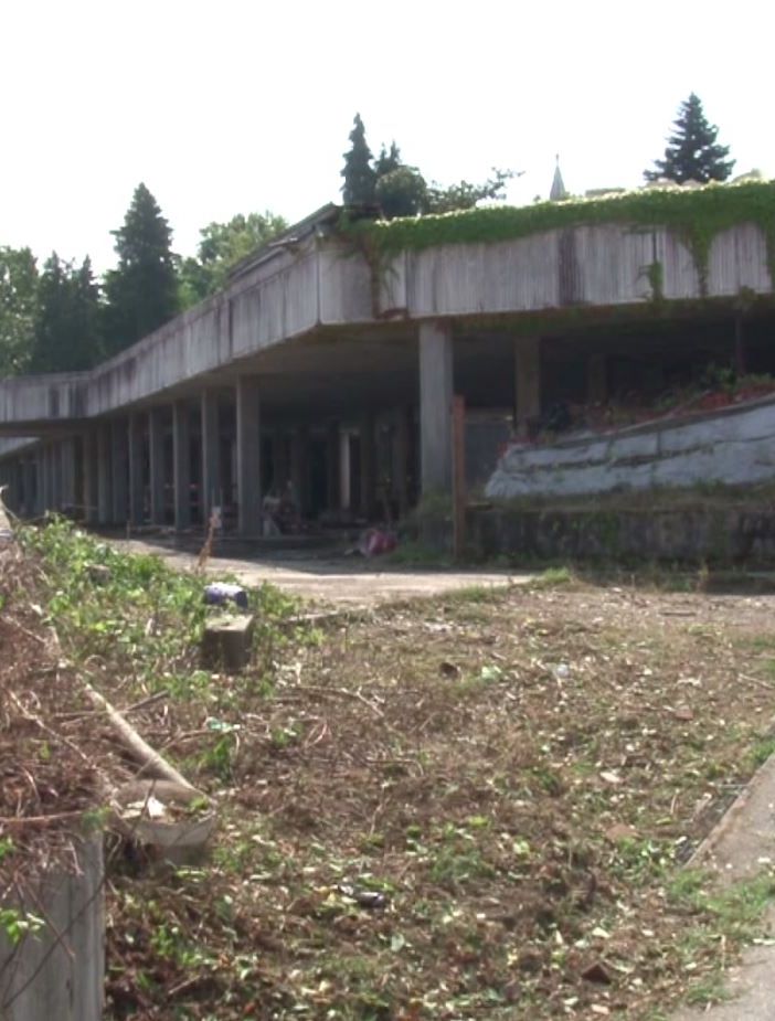 Bonifica ex parcheggio di via Raffaello Sanzio: tra le macerie spunta l’amianto