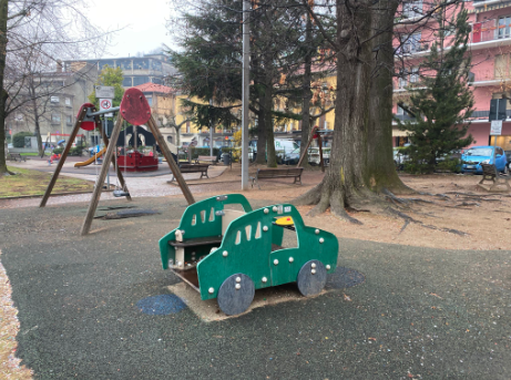 Cavi potenzialmente pericolosi al parco giochi di piazza Martiri