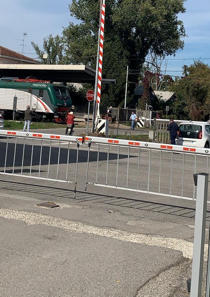 Tragedia al passaggio a livello di Crusinallo, il consiglio di quartiere chiede la sostituzione delle barriere