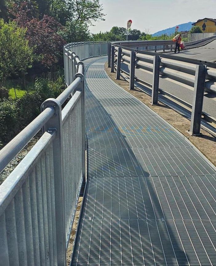 Terminata la nuova passerella sul rio Pesci