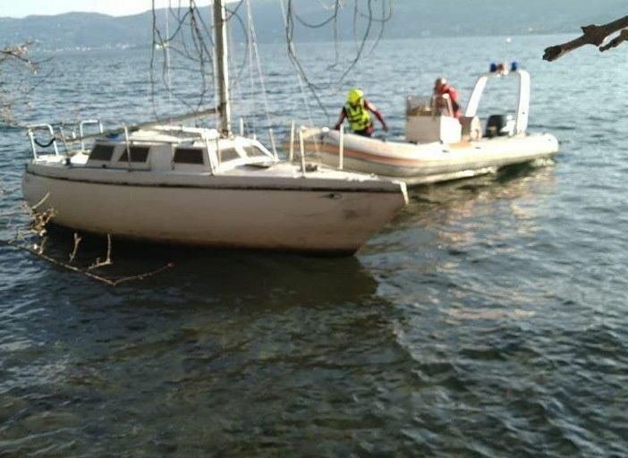 La squadra nautica dei vigili del fuoco recupera una barca incagliata sulla riva
